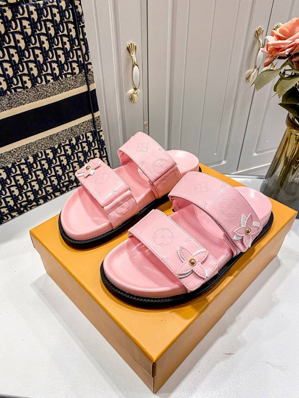 шлепанцы louis vuitton,босоножки louis vuitton,сандалии louis vuitton,шлепанцы женские,тапочки louis vuitton