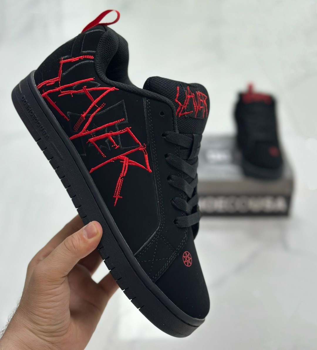 dc x slayer ct graffik shoes black black red,кроссовки slayer,кроссовки slayer court graffik dc shoes,кроссовки dc slayer court graffik,dc x slayer court graffik skate shoes black black red