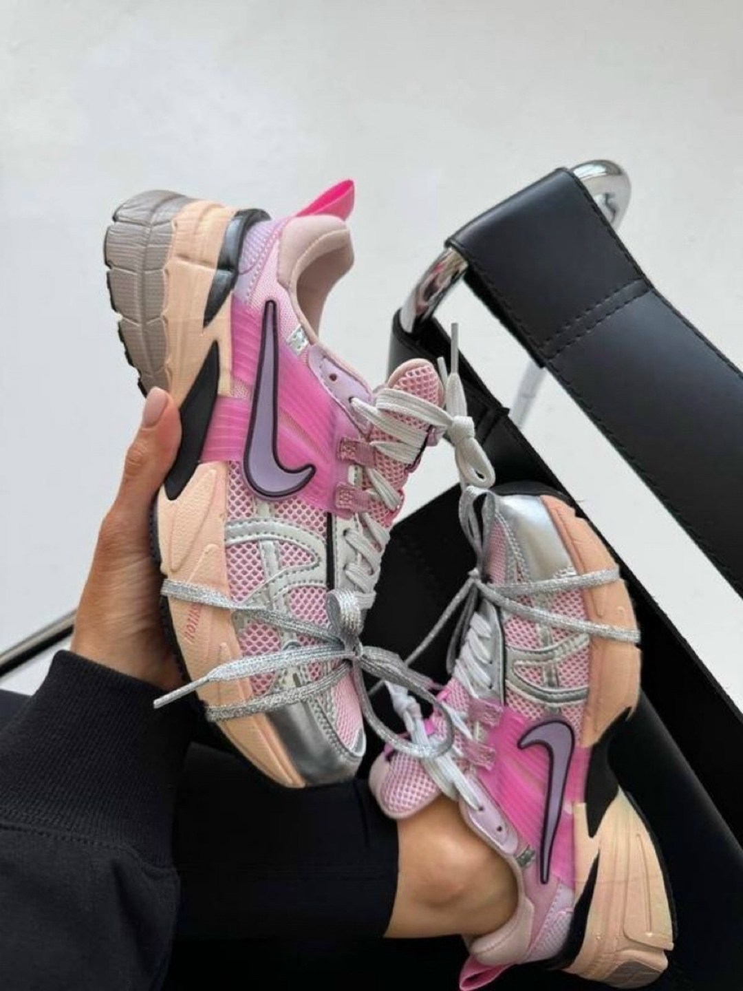 кроссовки для бега v2k run женские с низким верхом серебристо-розовые nike,nike кроссовки,женские кроссовки,кроссовки nike женские,кроссовки беговые женские