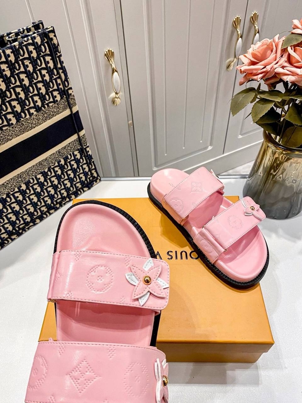 шлепанцы louis vuitton,босоножки louis vuitton,сандалии louis vuitton,шлепанцы женские,тапочки louis vuitton