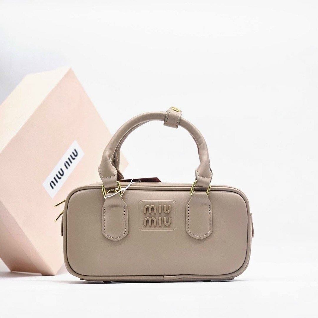 женская кожаная сумка miu miu arcadie mini коричневая,женская сумка miu miu,сумка miu miu на короткой ручке,miu miu сумка,сумки кросс боди женские