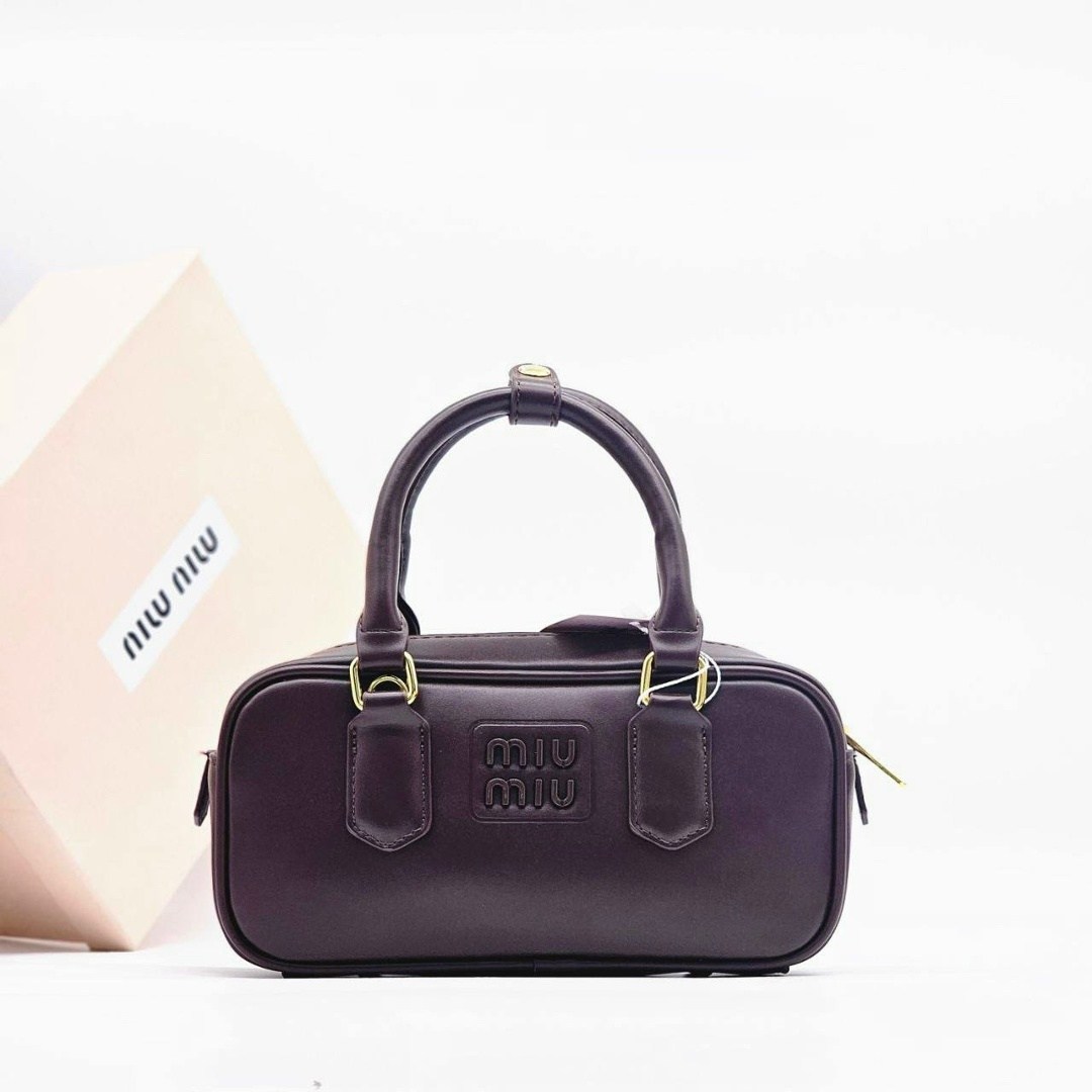женская кожаная сумка miu miu arcadie mini коричневая,женская сумка miu miu,сумка miu miu на короткой ручке,miu miu сумка,сумки кросс боди женские