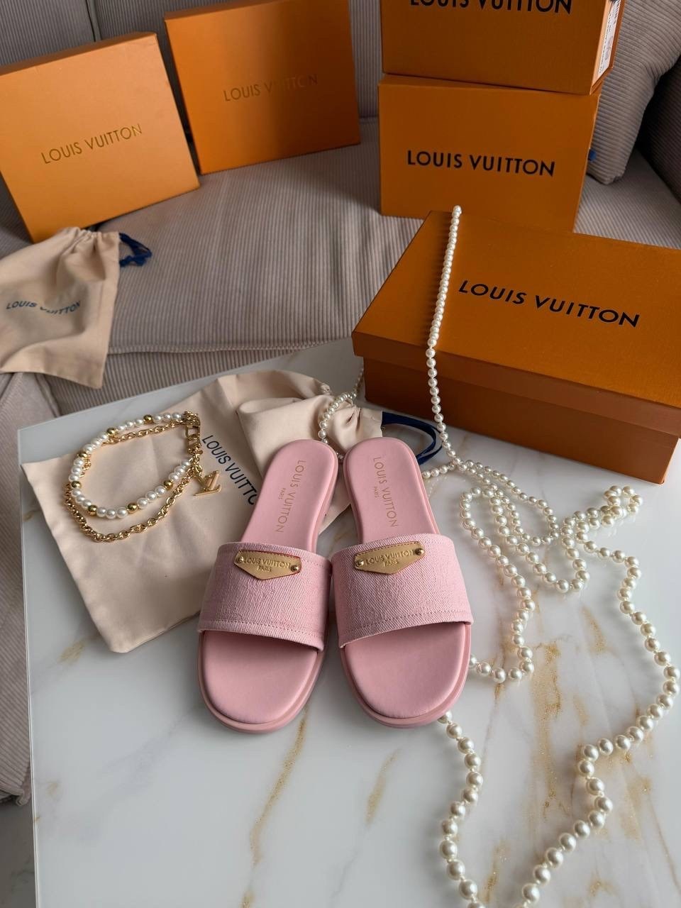 ,тапочки louis vuitton,шлепанцы louis vuitton,сандалии,модные шлепанцы