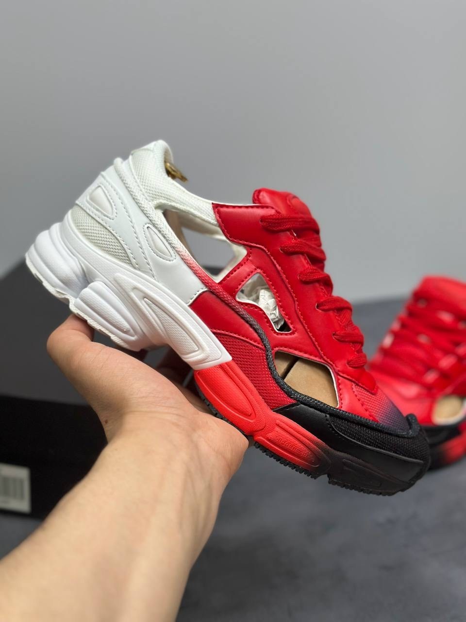 кроссовки adidas raf simons x ozweego replicant 'red halo blue',adidas x raf simons replicant ozweego,массивные кроссовки raf simons x ozweego replicant adidas красный,кроссовки raf simons x ozweego r