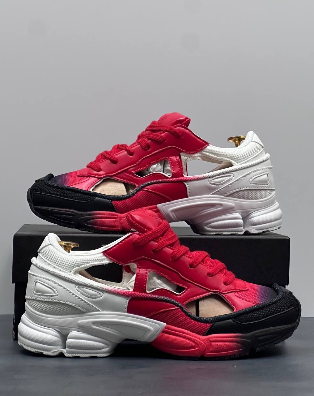 кроссовки adidas raf simons x ozweego replicant 'red halo blue',adidas x raf simons replicant ozweego,массивные кроссовки raf simons x ozweego replicant adidas красный,кроссовки raf simons x ozweego r