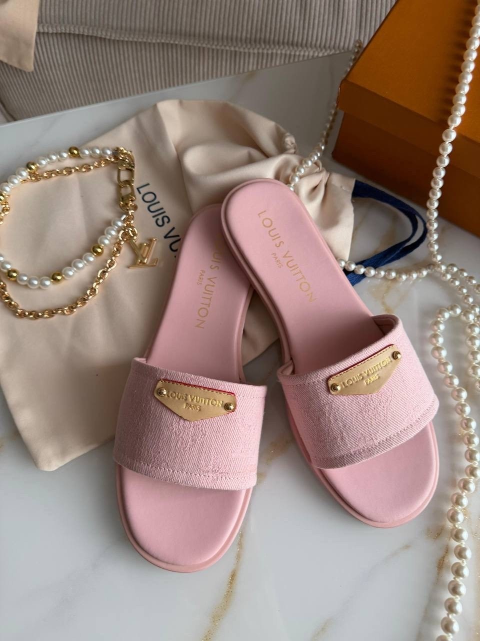 ,тапочки louis vuitton,шлепанцы louis vuitton,сандалии,модные шлепанцы