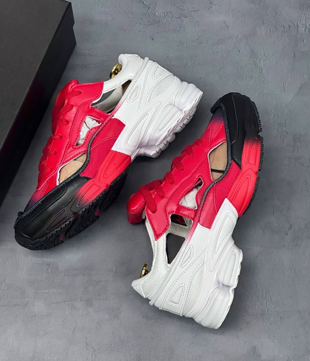 кроссовки adidas raf simons x ozweego replicant 'red halo blue',adidas x raf simons replicant ozweego,массивные кроссовки raf simons x ozweego replicant adidas красный,кроссовки raf simons x ozweego r