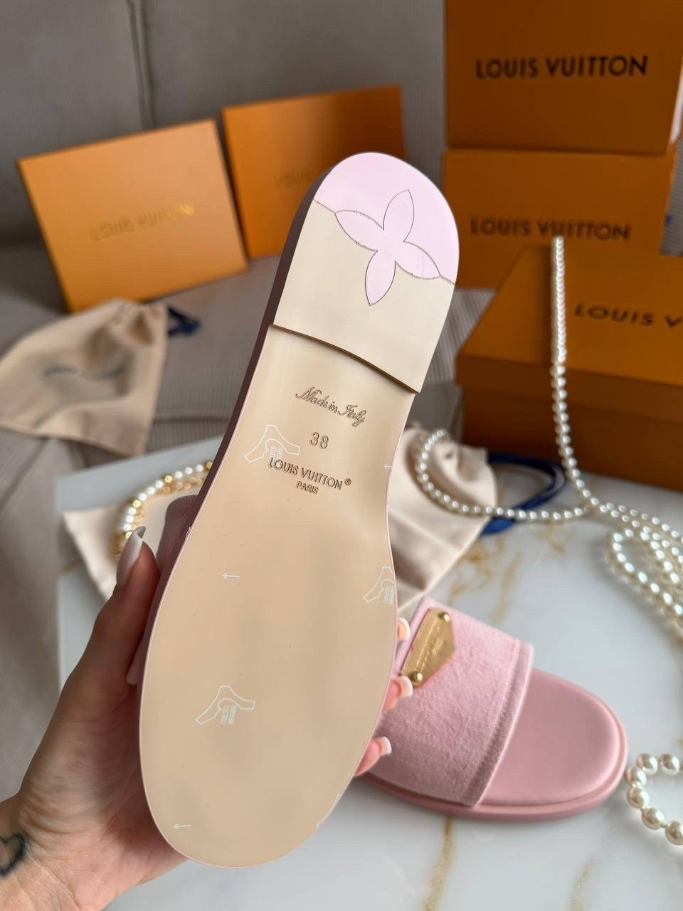 ,тапочки louis vuitton,шлепанцы louis vuitton,сандалии,модные шлепанцы