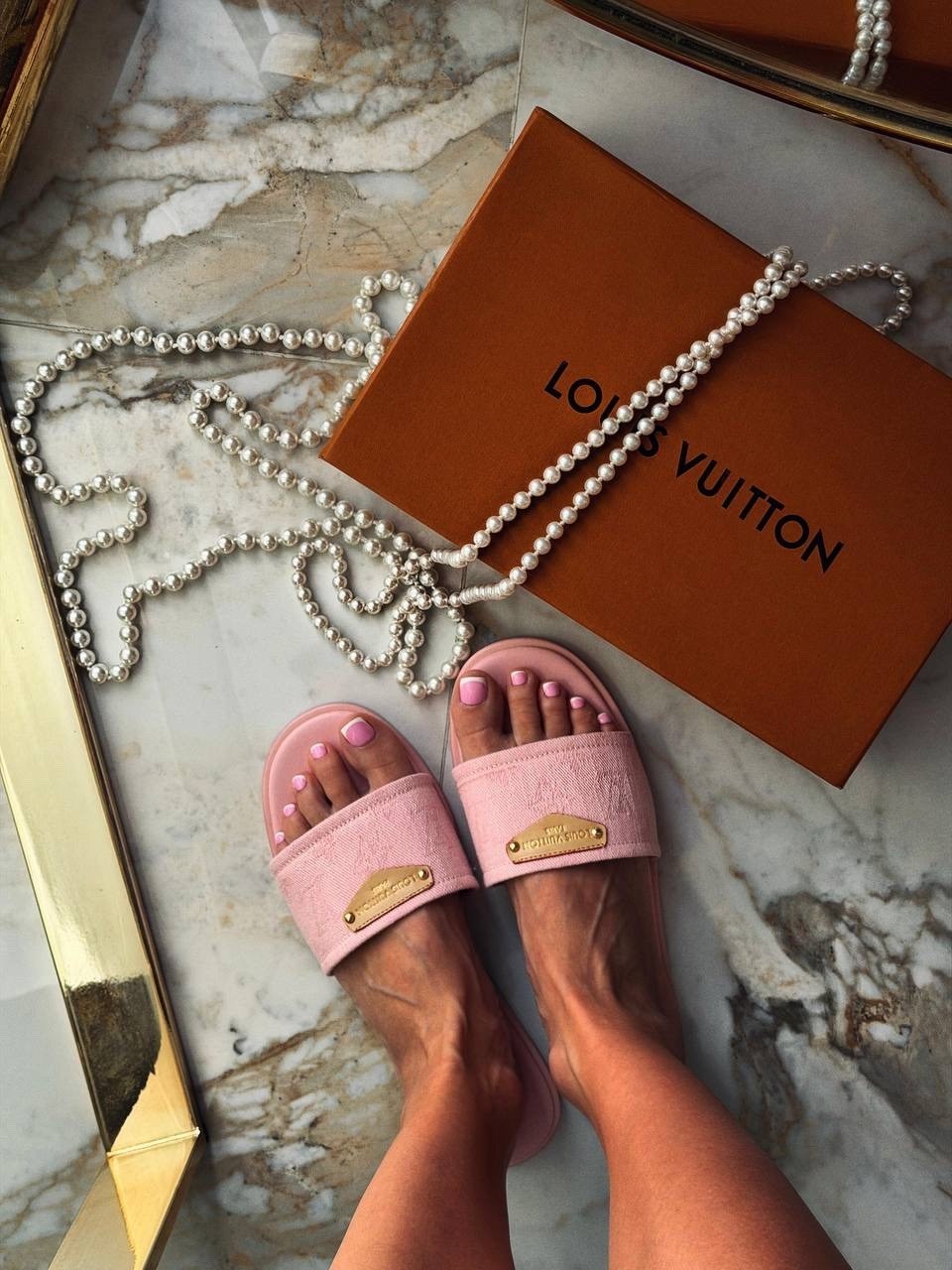 ,тапочки louis vuitton,шлепанцы louis vuitton,сандалии,модные шлепанцы