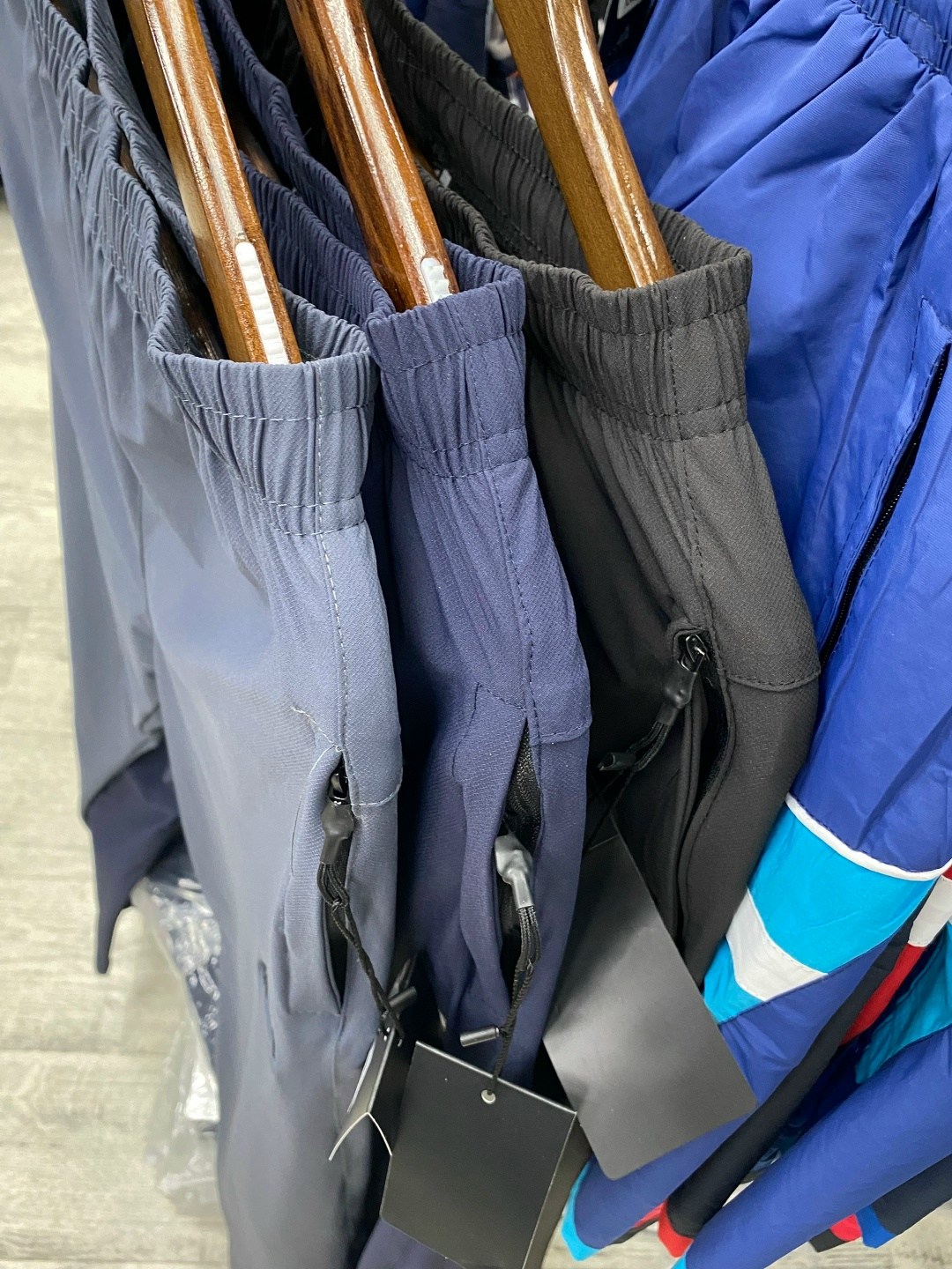 брюки спортивные adidas,штаны спортивные мужские adidas,мужские спортивные брюки,адидас штаны,спортивные штаны мужские зауженные