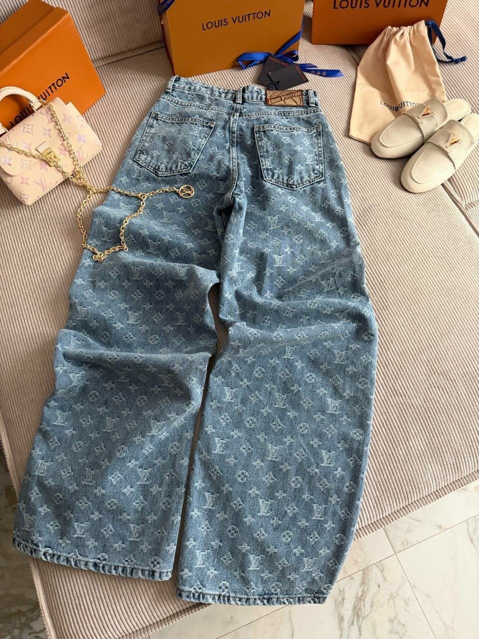 голубые широкие джинсы с логотипами louis vuitton,джинсы луи витон женские,голубые широкие джинсы с логотипами louis vuitton арт. vm-1449629,джинсы chanel,женские джинсы