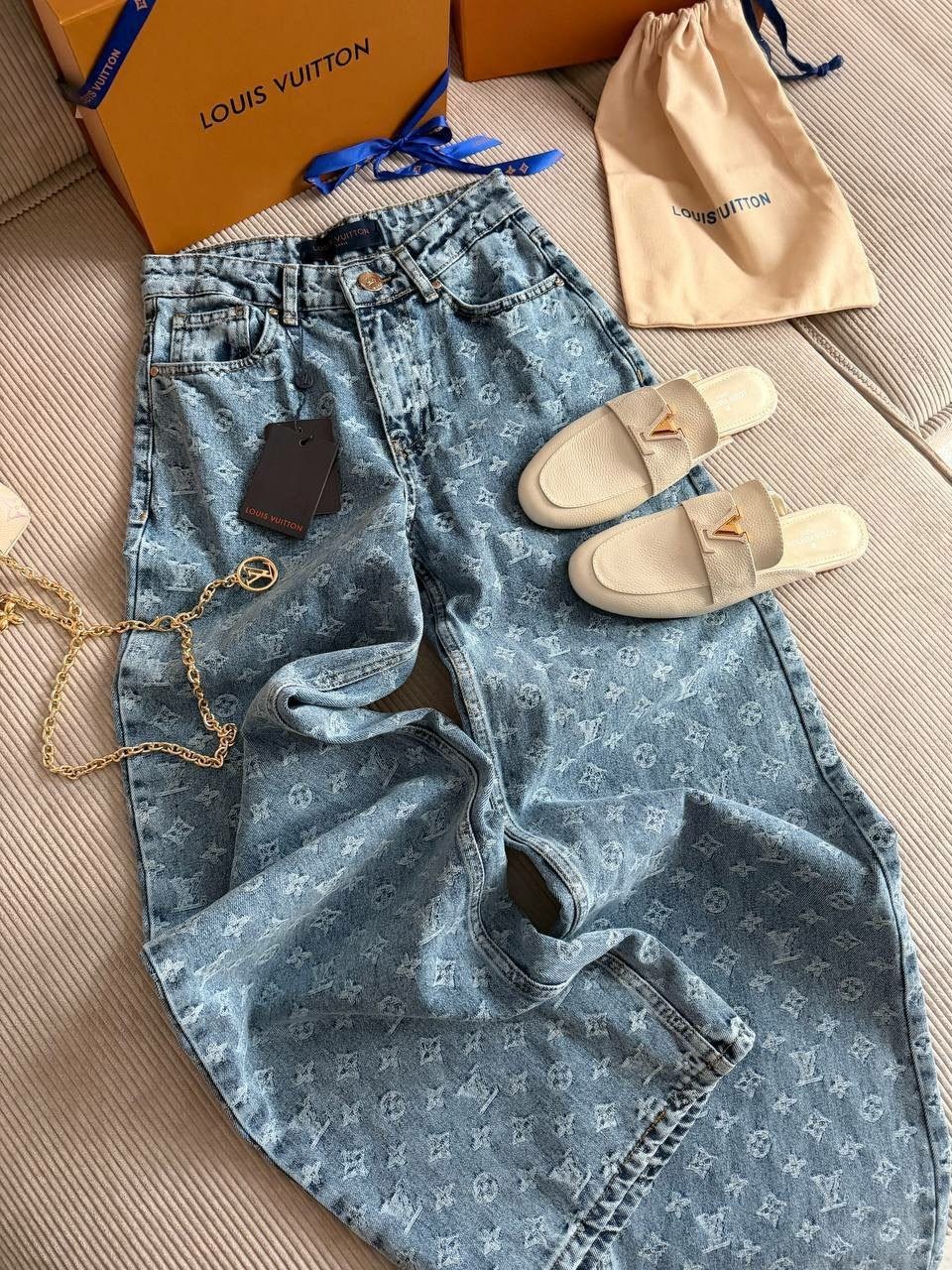 голубые широкие джинсы с логотипами louis vuitton,джинсы луи витон женские,голубые широкие джинсы с логотипами louis vuitton арт. vm-1449629,джинсы chanel,женские джинсы