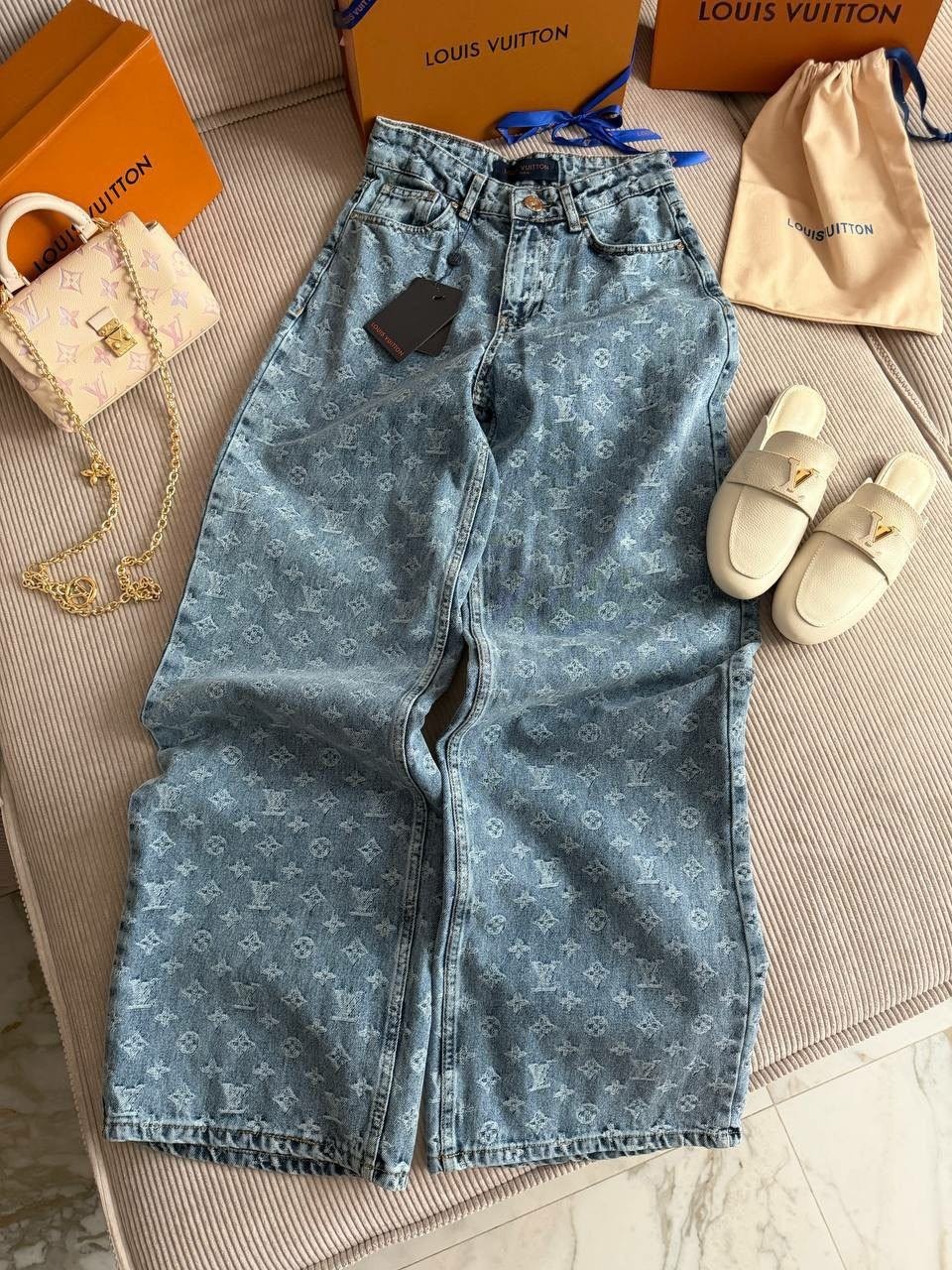 голубые широкие джинсы с логотипами louis vuitton,джинсы луи витон женские,голубые широкие джинсы с логотипами louis vuitton арт. vm-1449629,джинсы chanel,женские джинсы
