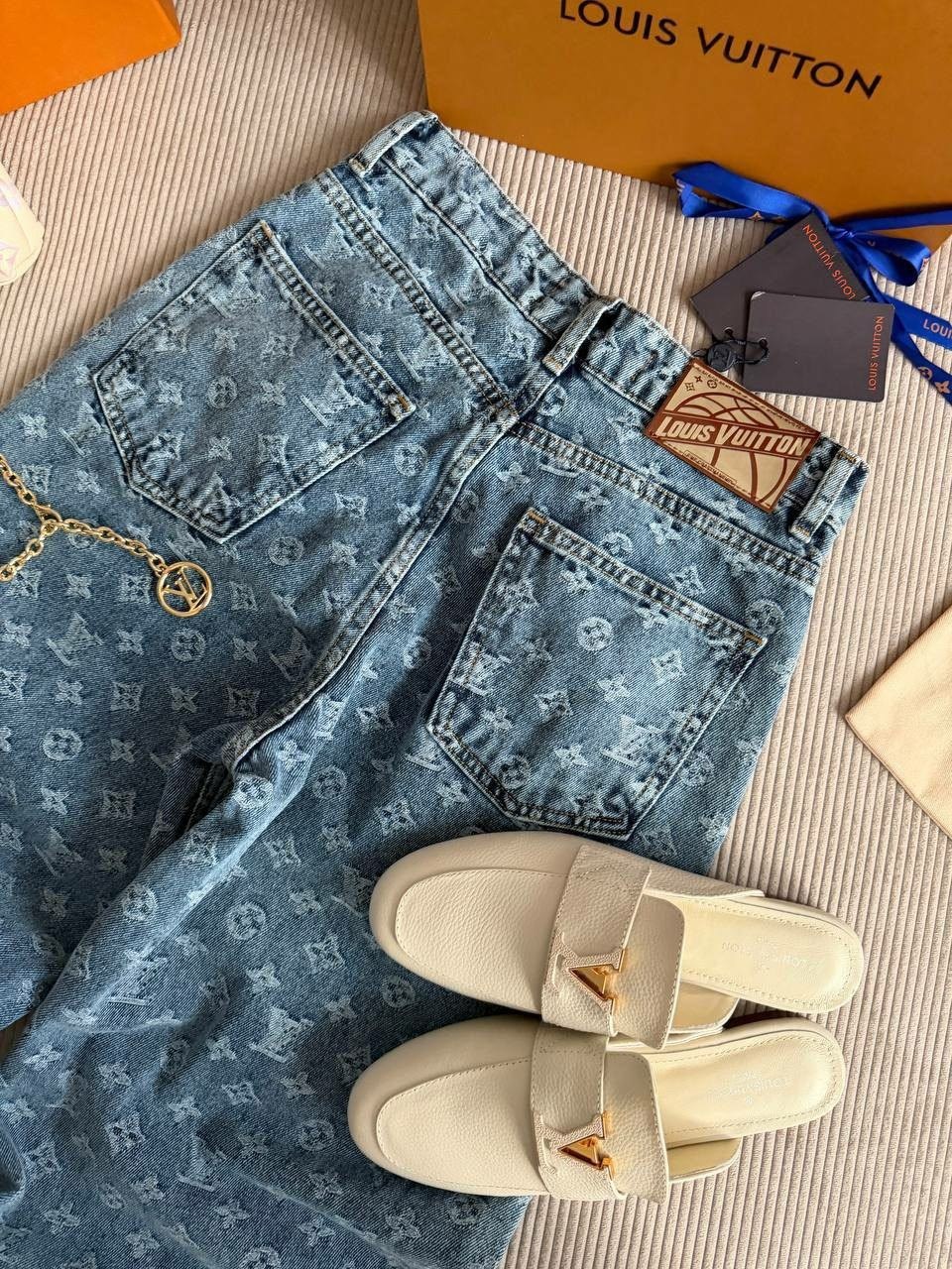 голубые широкие джинсы с логотипами louis vuitton,джинсы луи витон женские,голубые широкие джинсы с логотипами louis vuitton арт. vm-1449629,джинсы chanel,женские джинсы
