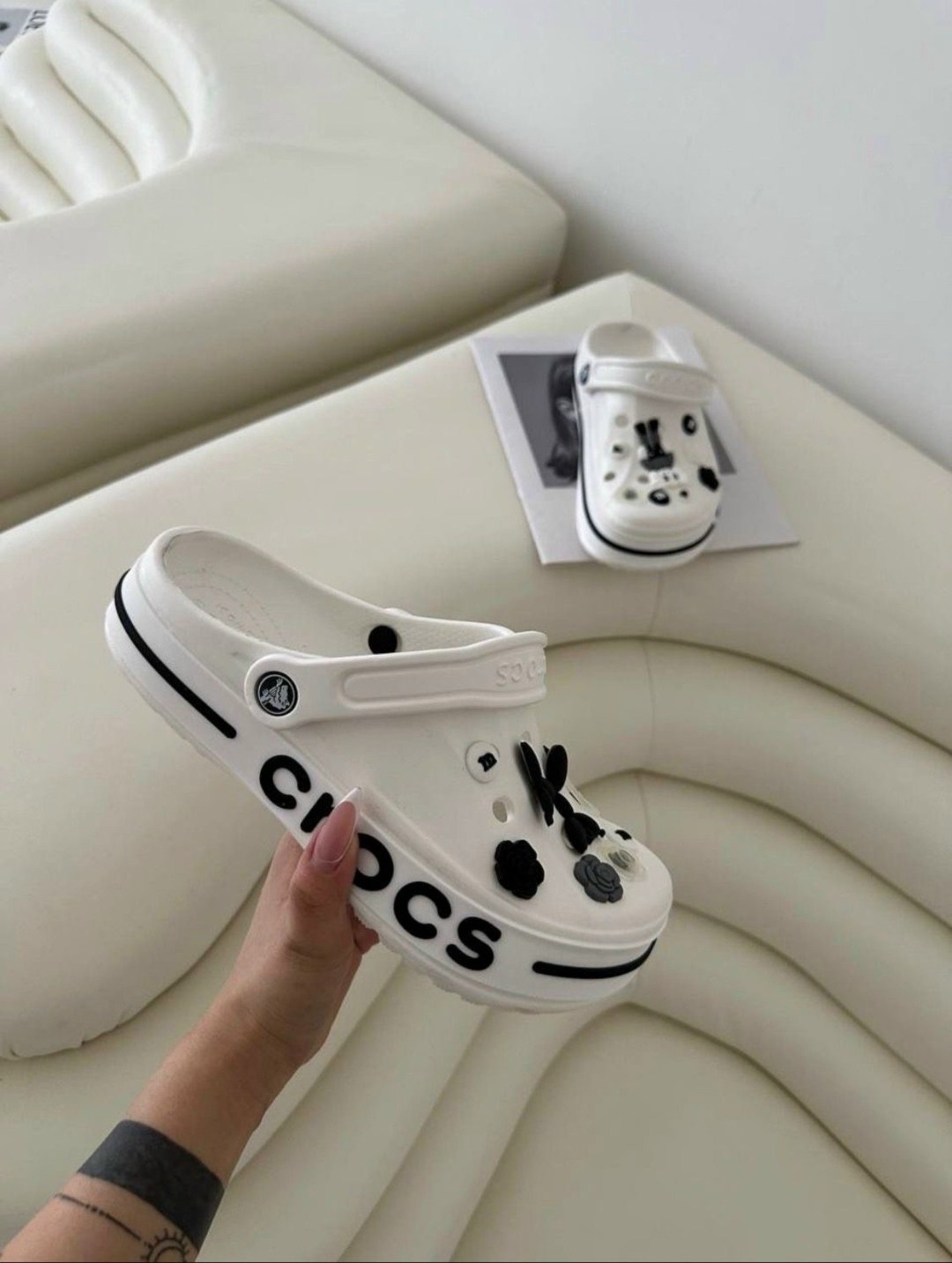 женские кроксы,модные кроксы,crocs белые,сабо шлепки кроксы,кроксы с джибитсами