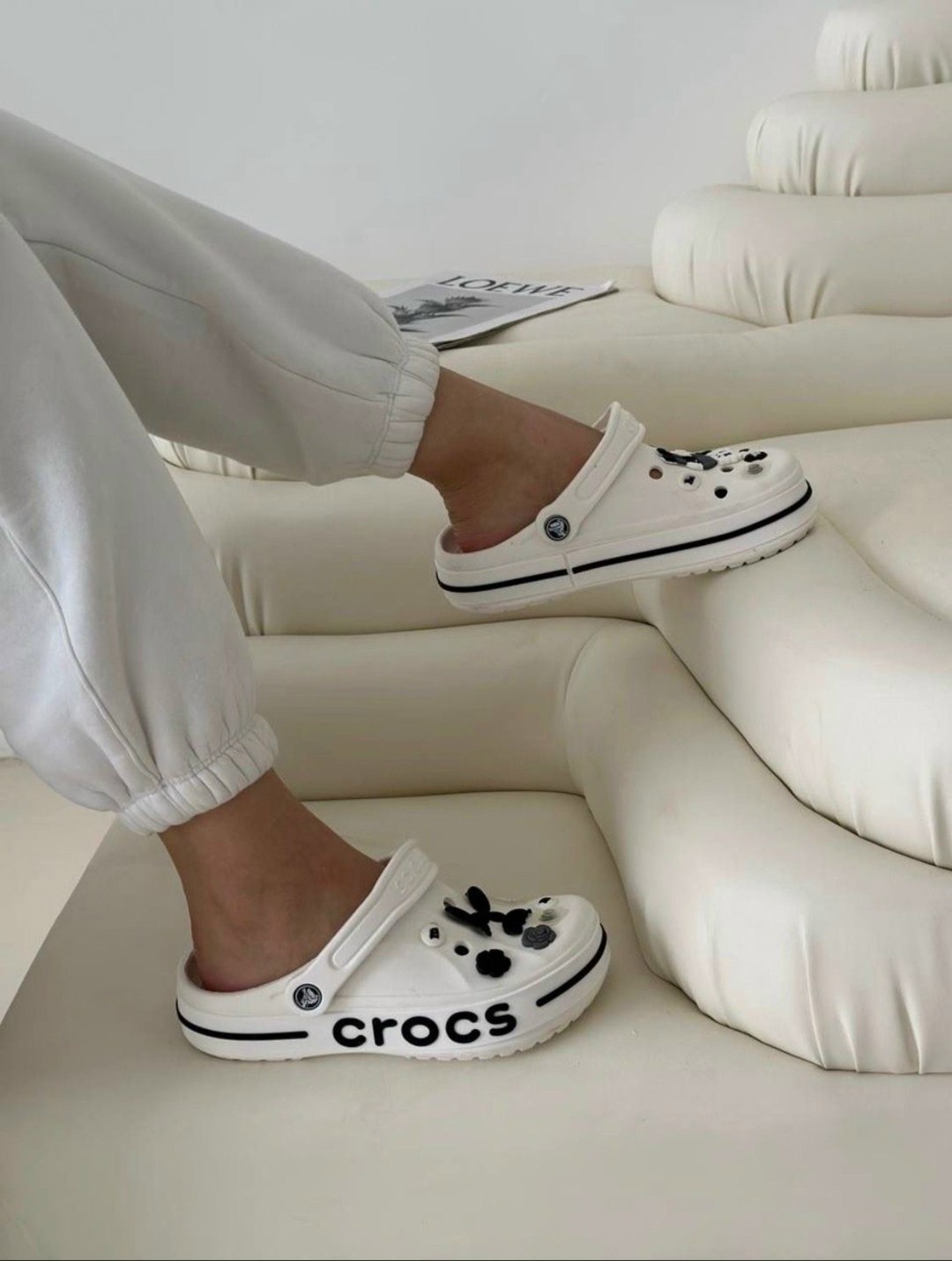 женские кроксы,модные кроксы,crocs белые,сабо шлепки кроксы,кроксы с джибитсами
