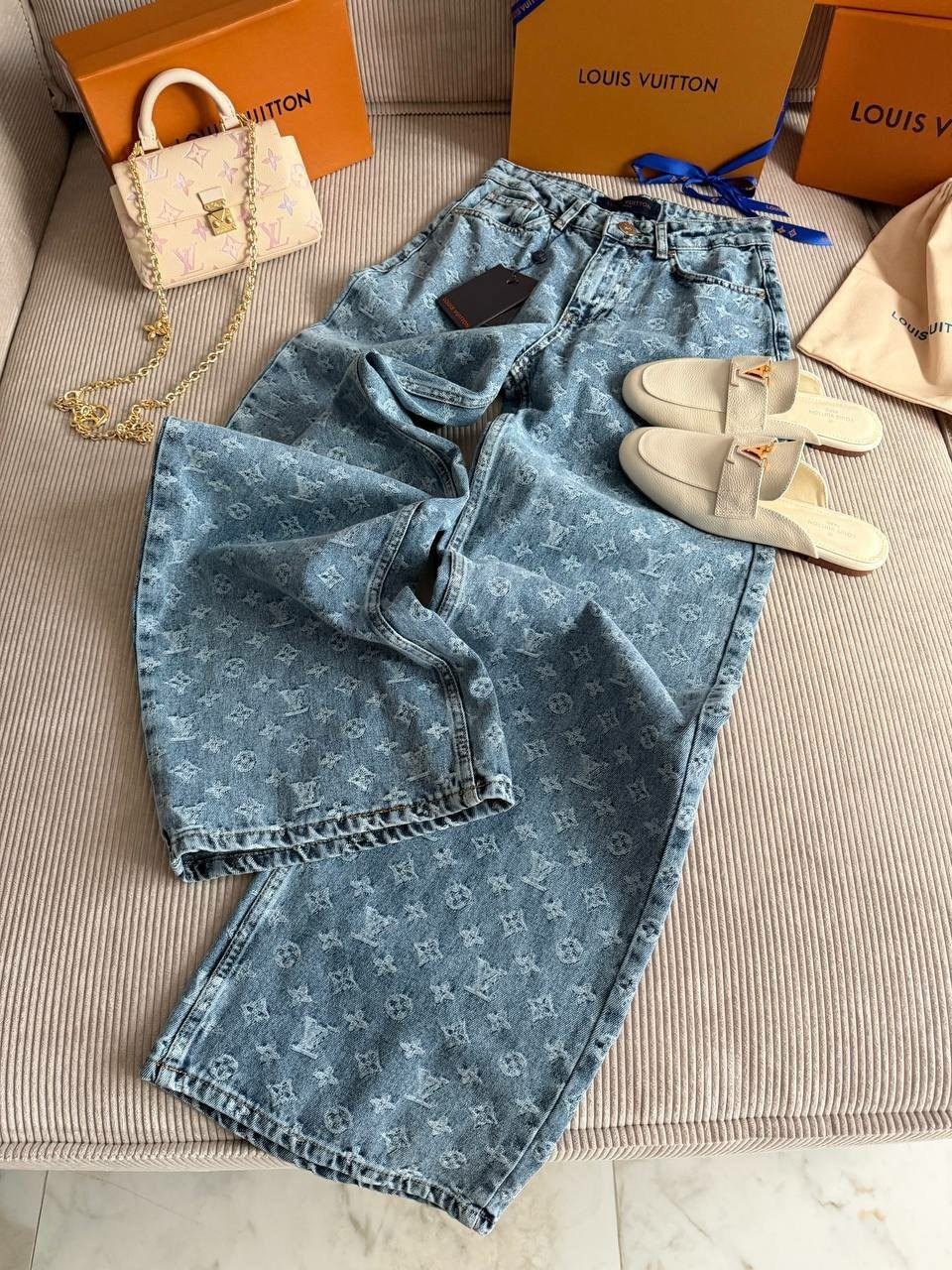 голубые широкие джинсы с логотипами louis vuitton,джинсы луи витон женские,голубые широкие джинсы с логотипами louis vuitton арт. vm-1449629,джинсы chanel,женские джинсы