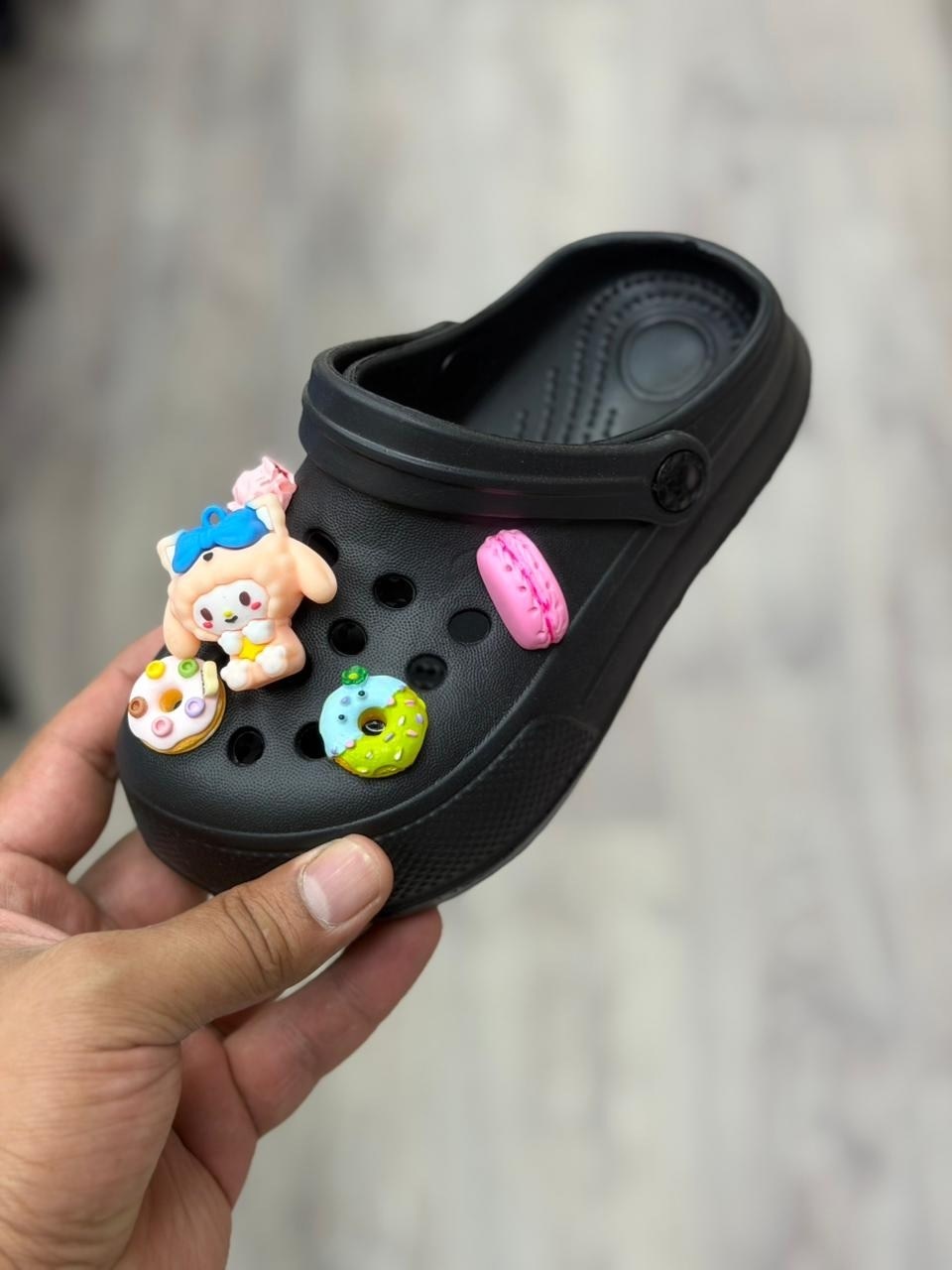 ,crocs jibbitz charms,милые кроксы,кроксы с куроми для девочки,джибитсы крокс