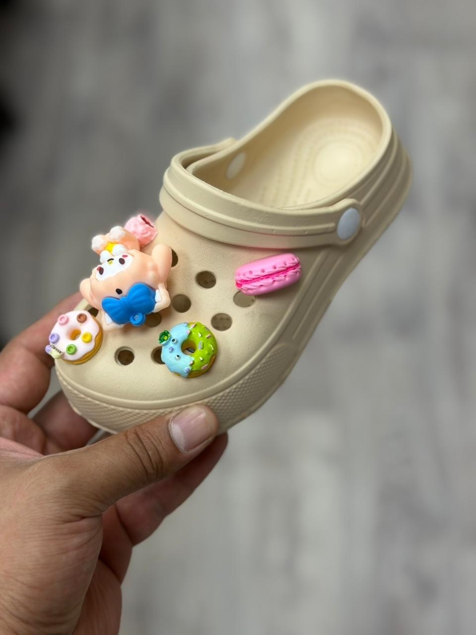 ,crocs jibbitz charms,милые кроксы,кроксы с куроми для девочки,джибитсы крокс