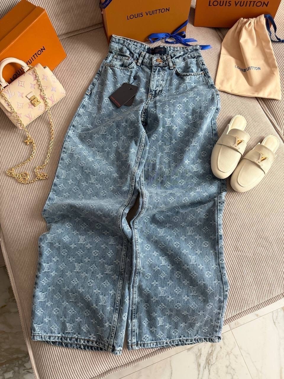 голубые широкие джинсы с логотипами louis vuitton,джинсы луи витон женские,джинсы луи виттон,джинсы louis vuitton,луи витон джинсы