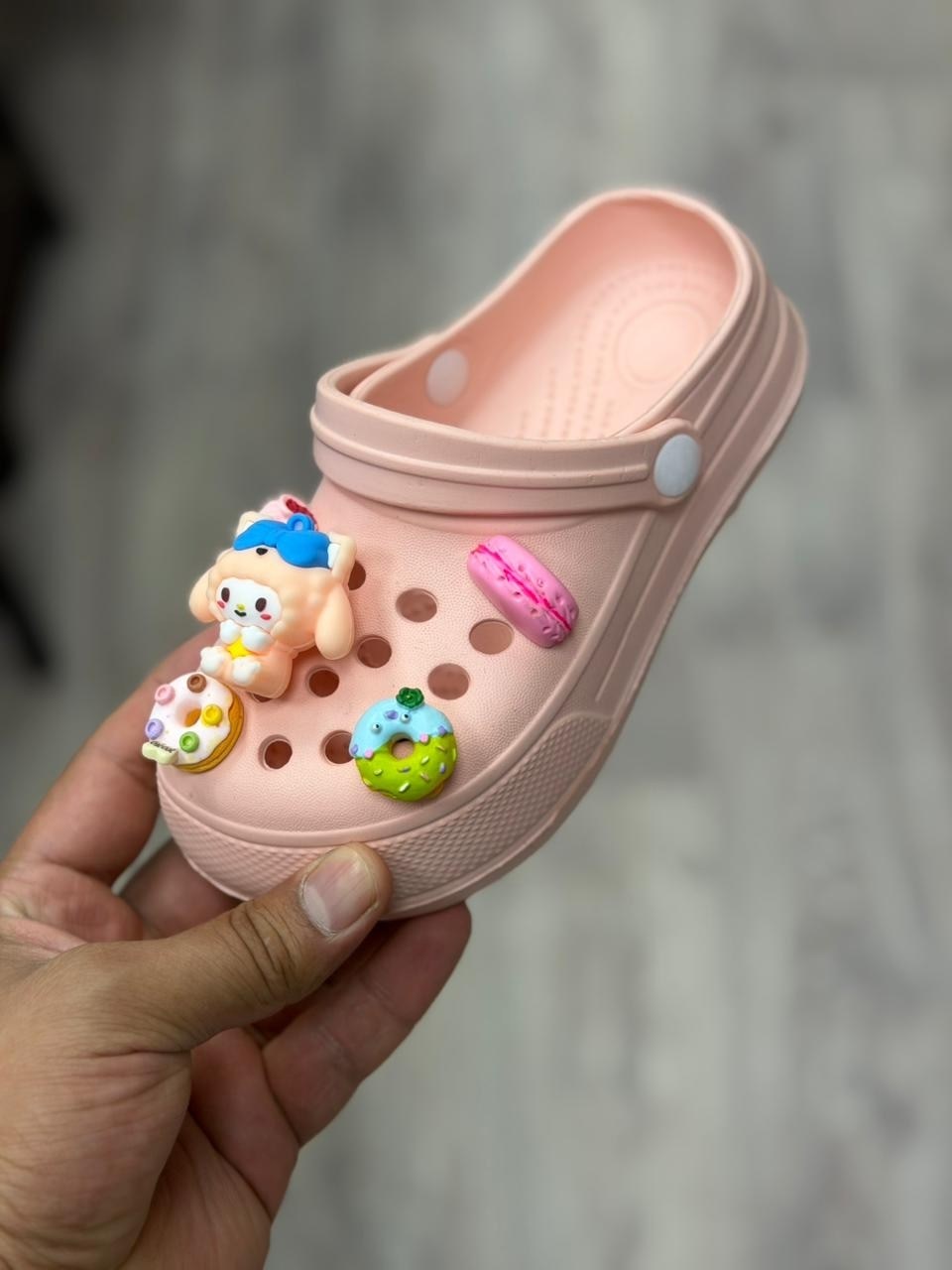 ,crocs jibbitz charms,милые кроксы,кроксы с куроми для девочки,джибитсы крокс
