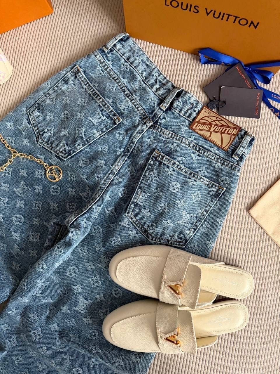 голубые широкие джинсы с логотипами louis vuitton,джинсы луи витон женские,джинсы луи виттон,джинсы louis vuitton,луи витон джинсы