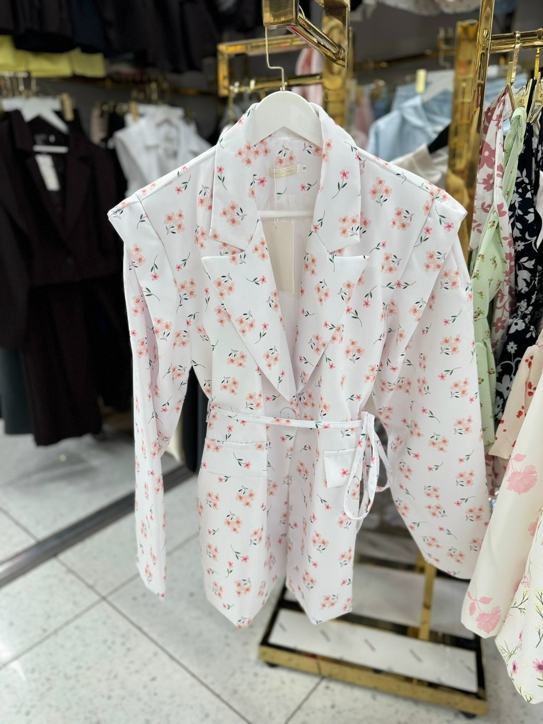 пиджак оверсайз в цветочек marysh collection,пиджак оверсайз с цветочным принтом leroy style,пиджак с цветочным принтом,жакет с цветочным принтом,пиджак оверсайз женский