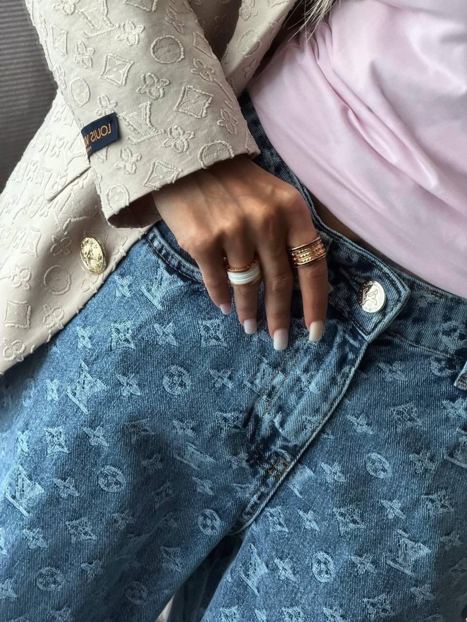 голубые широкие джинсы с логотипами louis vuitton,джинсы луи витон женские,джинсы луи виттон,джинсы louis vuitton,луи витон джинсы