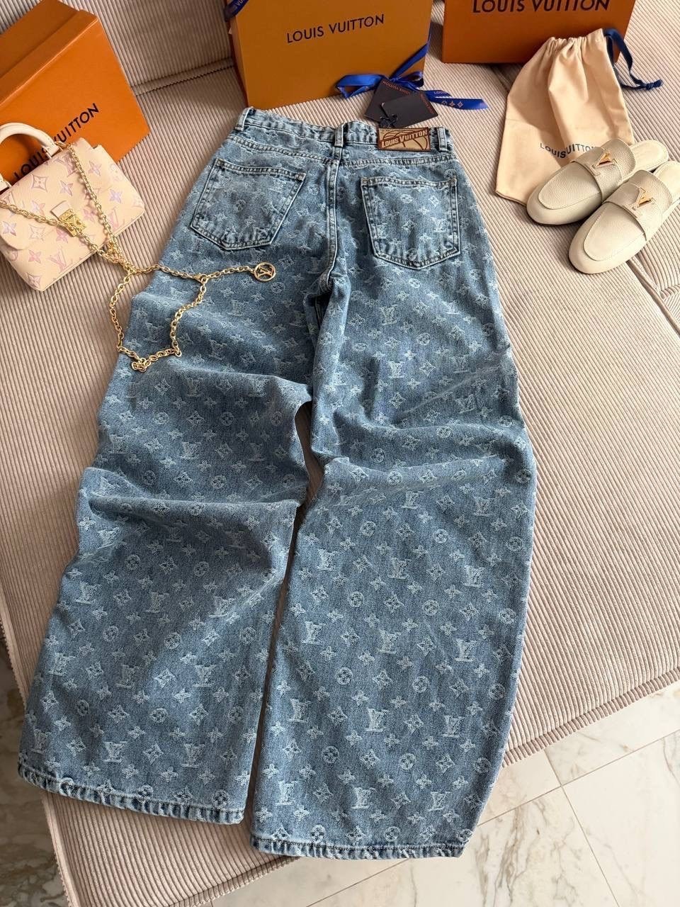 голубые широкие джинсы с логотипами louis vuitton,джинсы луи витон женские,джинсы луи виттон,джинсы louis vuitton,луи витон джинсы