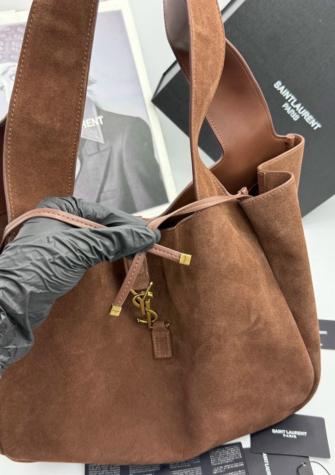 женская замшевая сумка yves saint laurent 37x29 см,кожаная сумка-хобо le 5 à 7 saint laurent коричневый,сумка yves saint laurent замшевая,сумка замшевая,сумка ysl замша