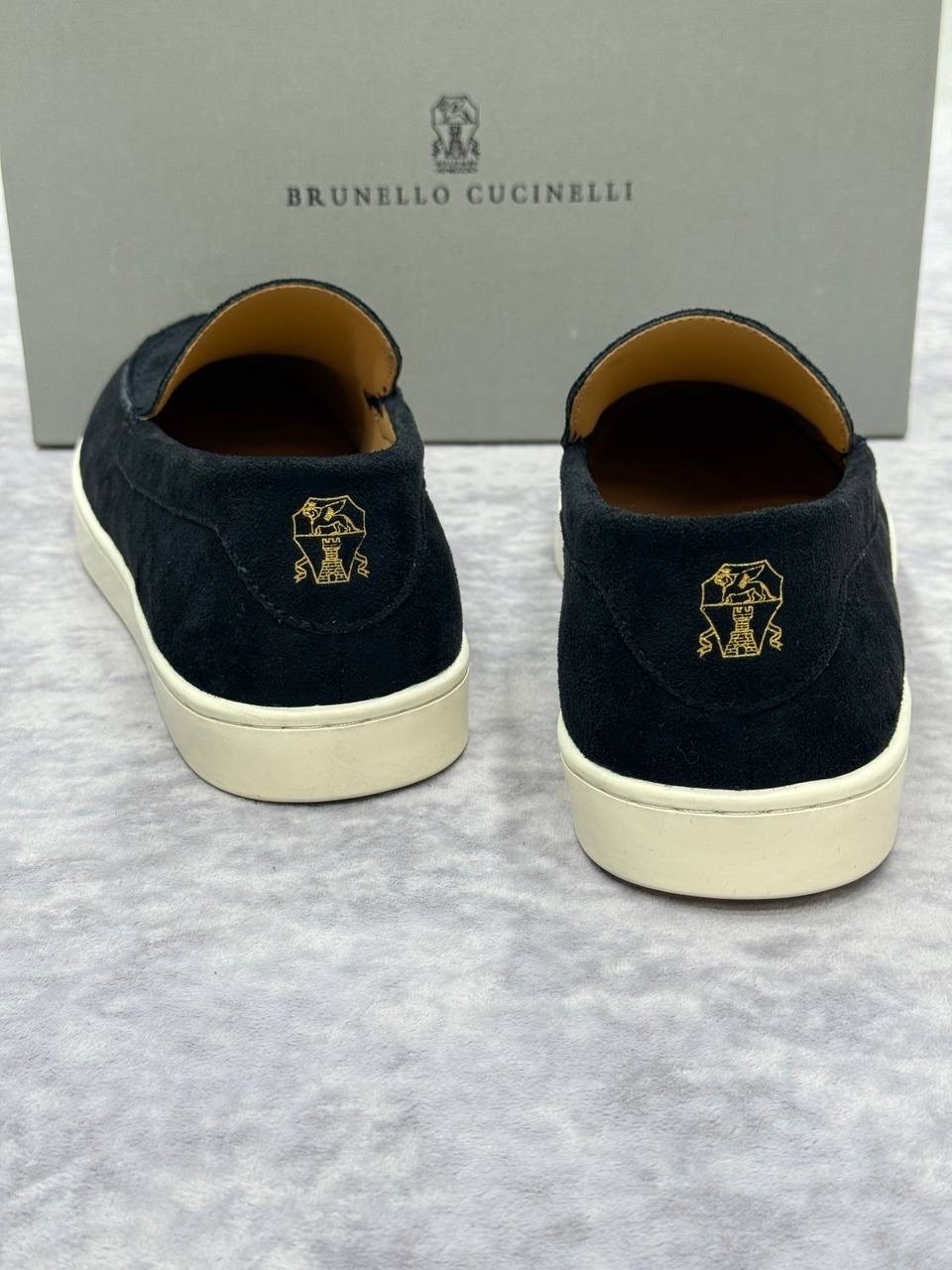 мужские лоферы brunello cucinelli замшевые коричневые,лоферы мужские loro piana,лоферы с белой подошвой мужские brunello cucinelli,лоферы loro piana summer walk замшевые коричневые,мужская  brune
