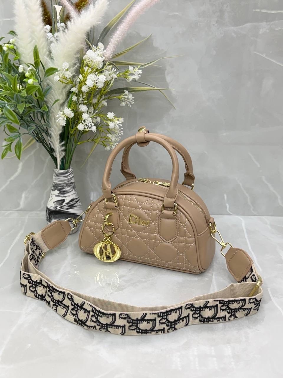 dior сумка,сумка lady dior micro от christian dior,женская сумка dior,сумки через плечо christian dior,сумочка диор