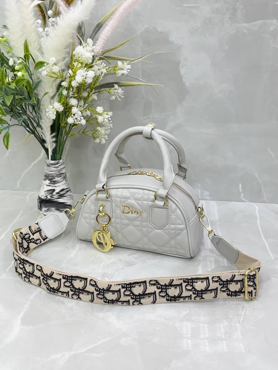 dior сумка,сумка lady dior micro от christian dior,женская сумка dior,сумки через плечо christian dior,сумочка диор