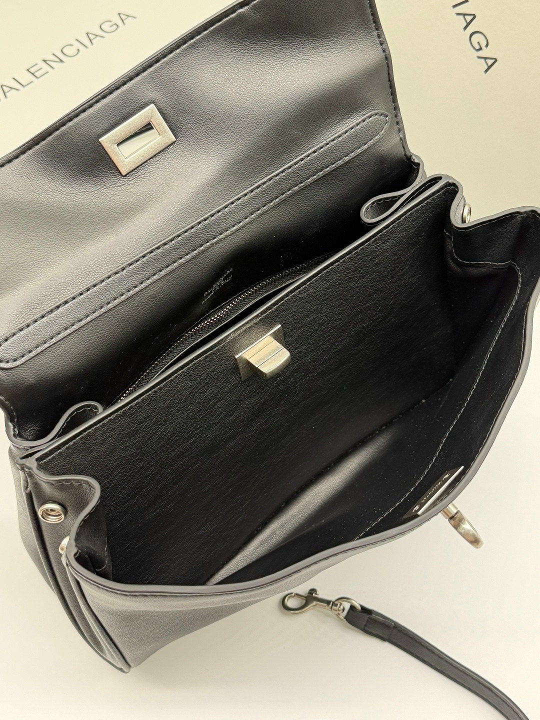 сумка balenciaga натуральная кожа 35-24 см,сумка balenciaga,balenciaga сумка женская,сумка balenciaga rodeo,женская сумка rodeo balenciaga