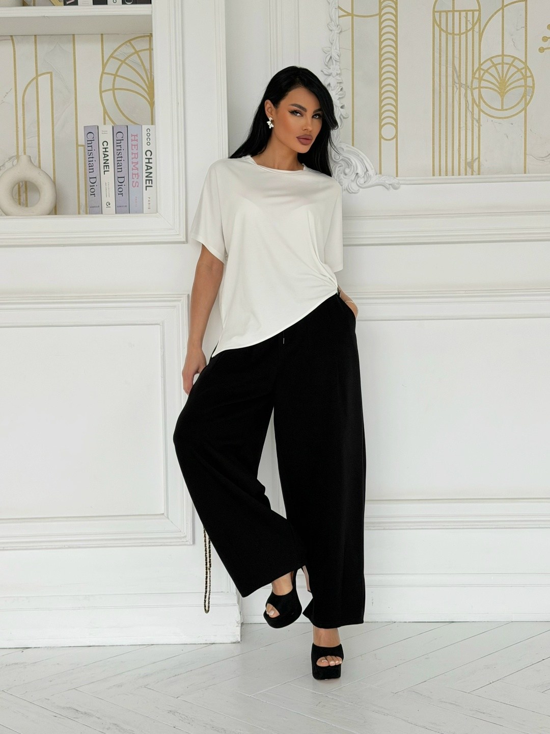 блуза mirsina fashion 1619 белый,брюки стильные,белая женская блуза с асимметричным рукавом из текстиля mirsina fashion 1619,блузка женская,одежда брюки
