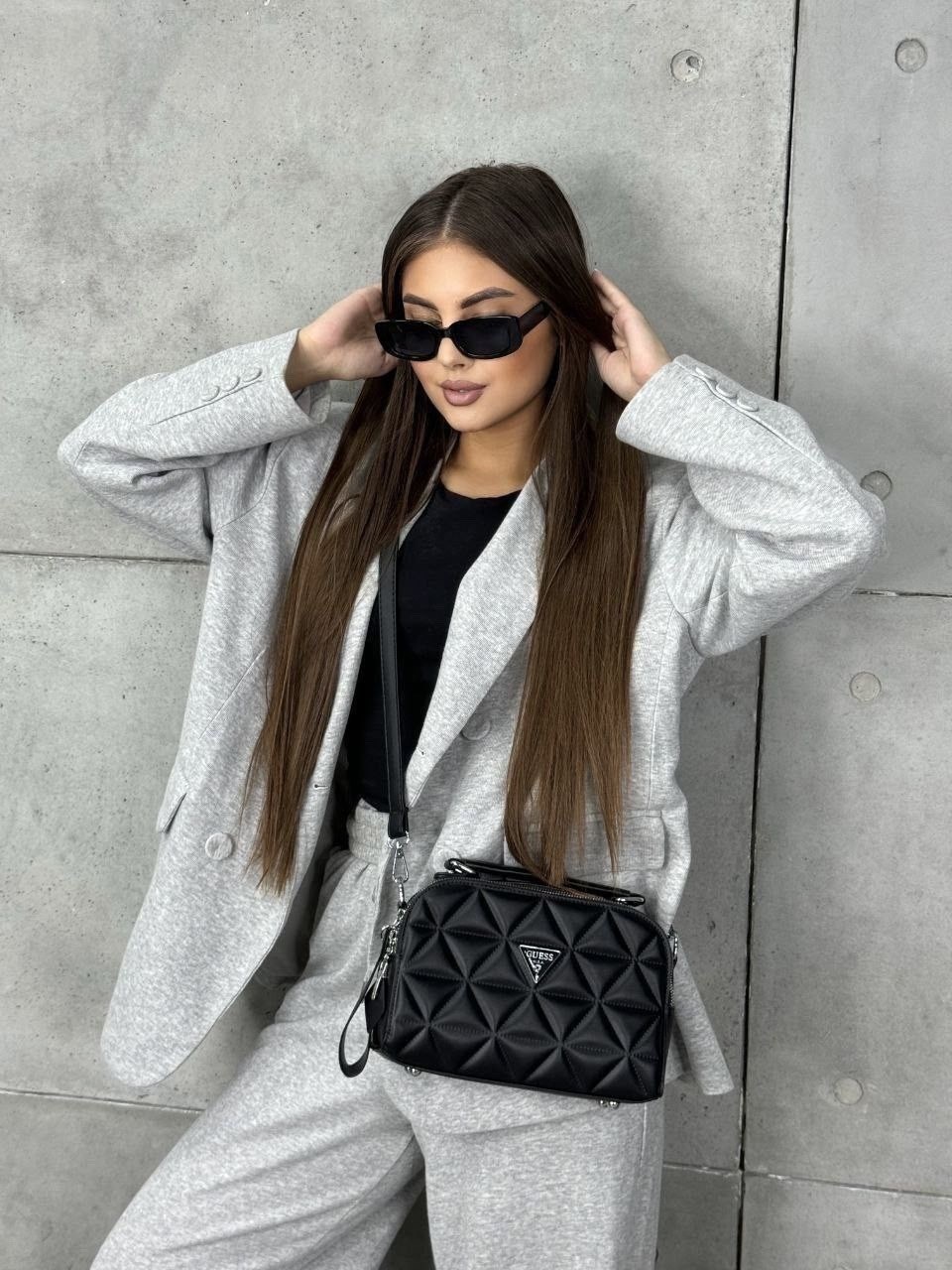 сумки guess через плечо кросс боди,стильная женская сумка,сумка через плечо guess,стильная женская сумка на плечо,сумка гесс кросс боди