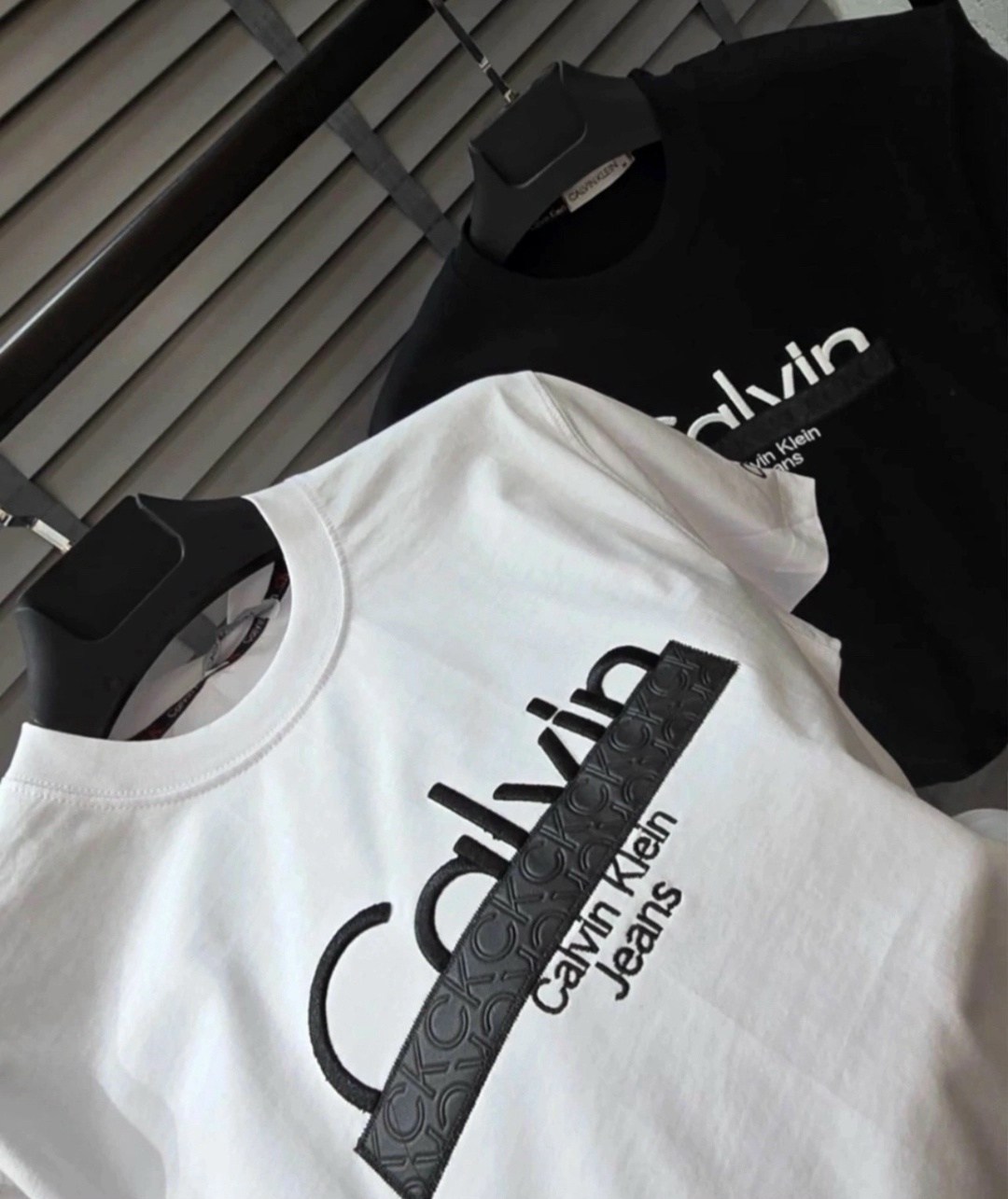 футболка стандартного кроя calvin klein, белый,мужская футболка calvin klein,белая футболка с логотипом комфорт calvin klein,футболка calvin klein,футболка calvin klein jeans