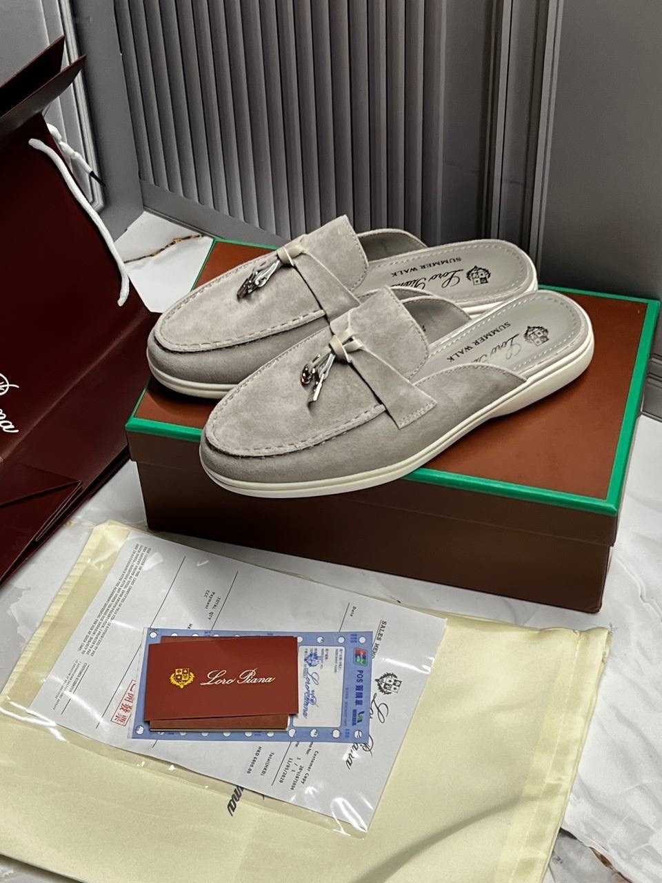 ,женские замшевые мюли loro piana бежевые,мюли loro piana,лоферы loro piana,модные лоферы