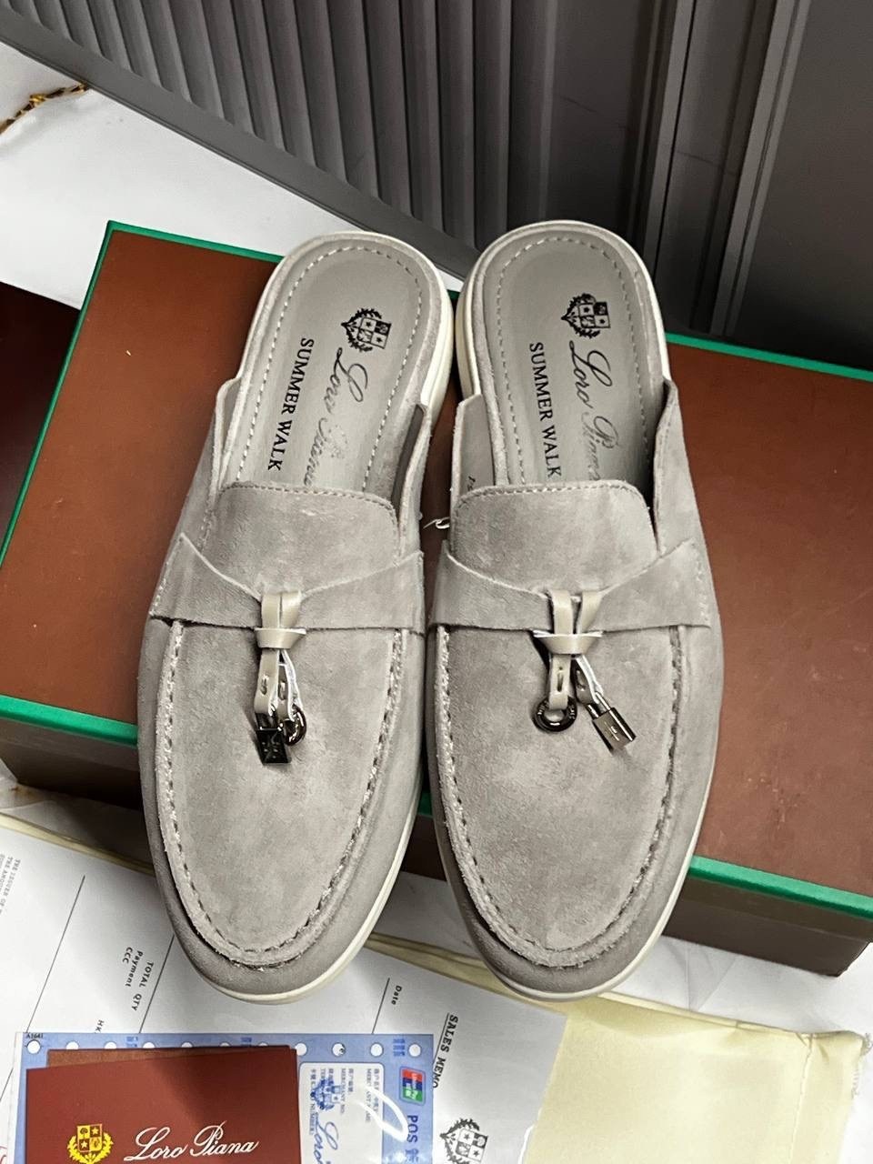 ,женские замшевые мюли loro piana бежевые,мюли loro piana,лоферы loro piana,модные лоферы