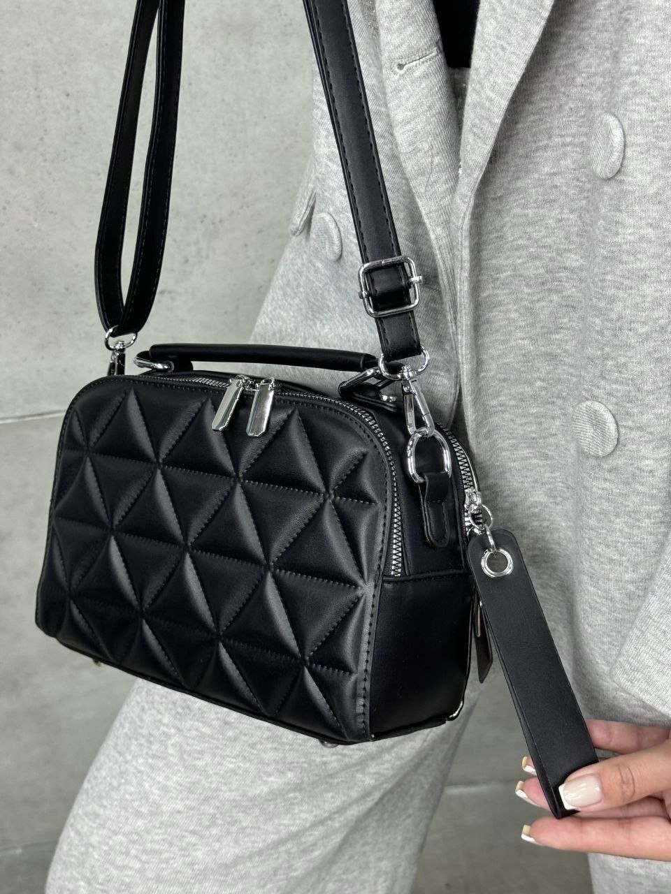 сумки guess через плечо кросс боди,стильная женская сумка,сумка через плечо guess,стильная женская сумка на плечо,сумка гесс кросс боди