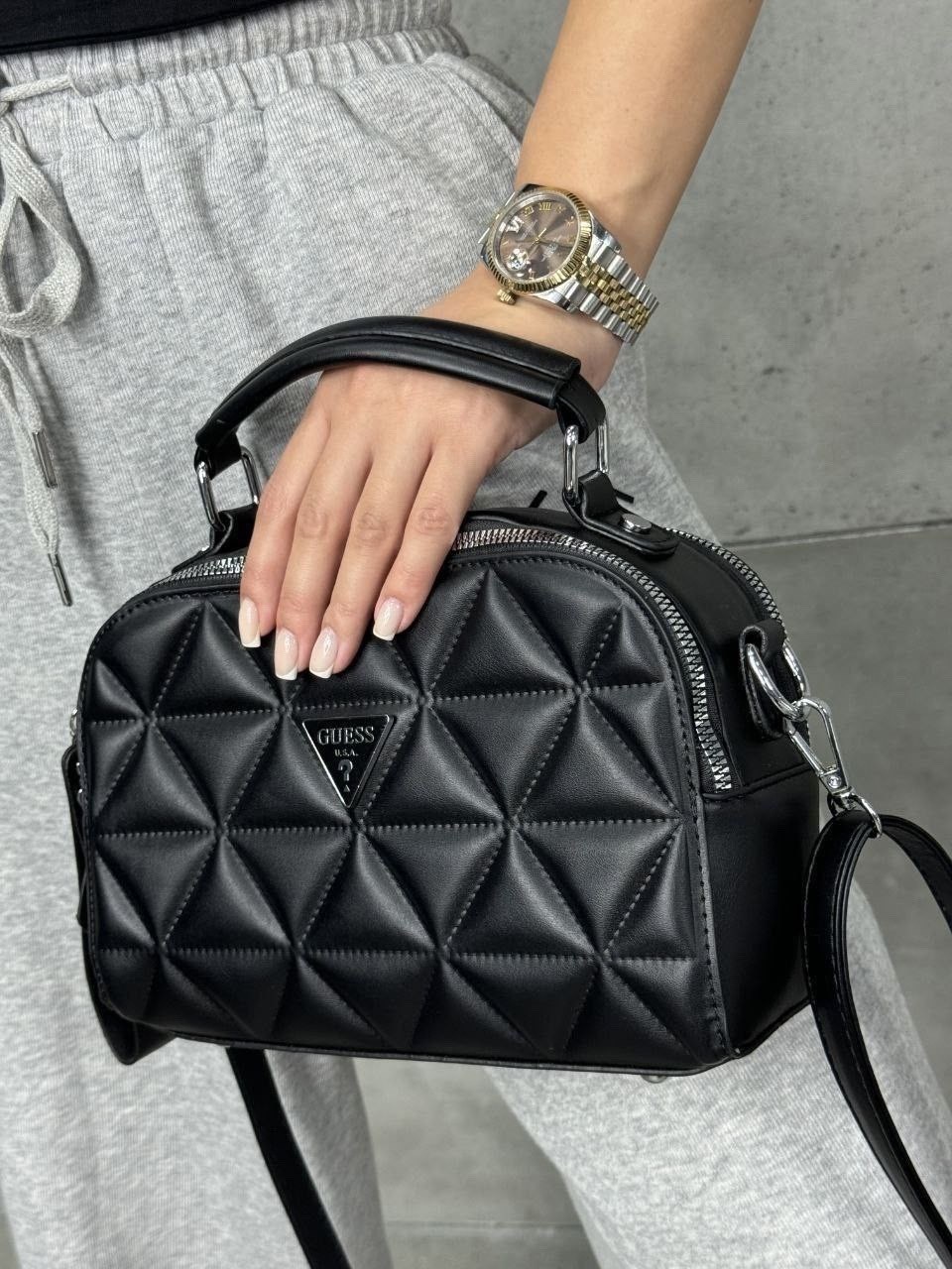 сумки guess через плечо кросс боди,стильная женская сумка,сумка через плечо guess,стильная женская сумка на плечо,сумка гесс кросс боди