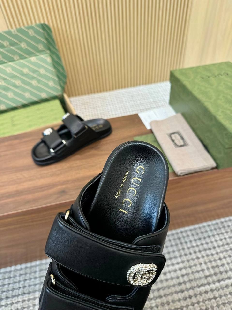 кожаные шлепанцы gucci,gucci шлепанцы женские,шлепанцы gucci,кожаные шлепанцы,сандалии gucci
