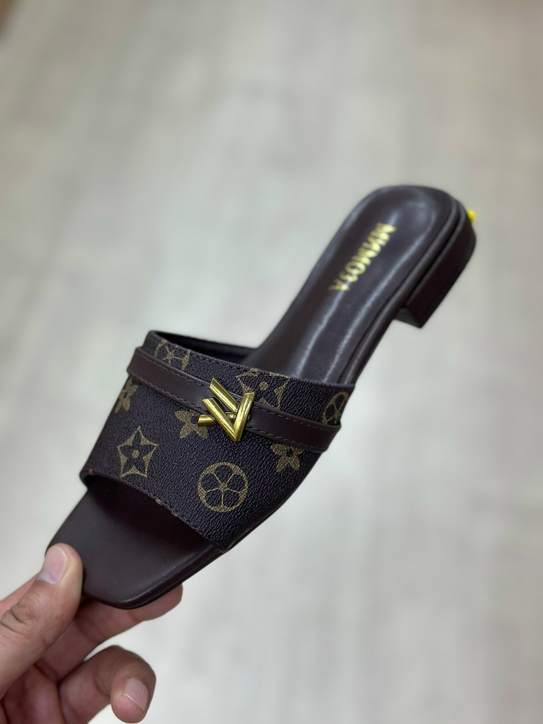 ,женские шлепанцы,тапки луи витон,женские шлепки,louis vuitton шлепанцы