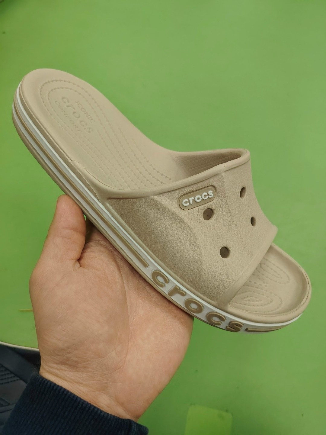 сабо кроксы crocs sarah clog crocs 221032305,сабо кроксы crocs sarah clog crocs цвет светло-коричневый, белый,сабо crocs,шлепанцы crocs,crocs classic