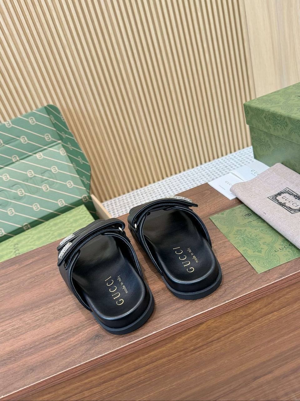 кожаные шлепанцы gucci,gucci шлепанцы женские,шлепанцы gucci,кожаные шлепанцы,сандалии gucci