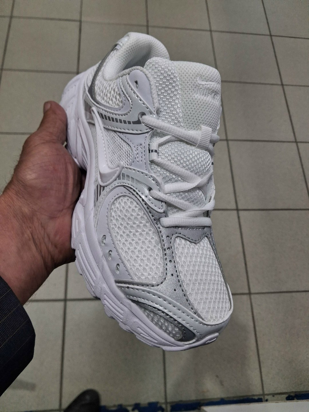 кроссовки nike,женские кроссовки nike v5 rnr с дышащей сеткой и легкой амортизацией,женские повседневные кроссовки v5 rnr от finish line nike,повседневные кроссовки,спортивная