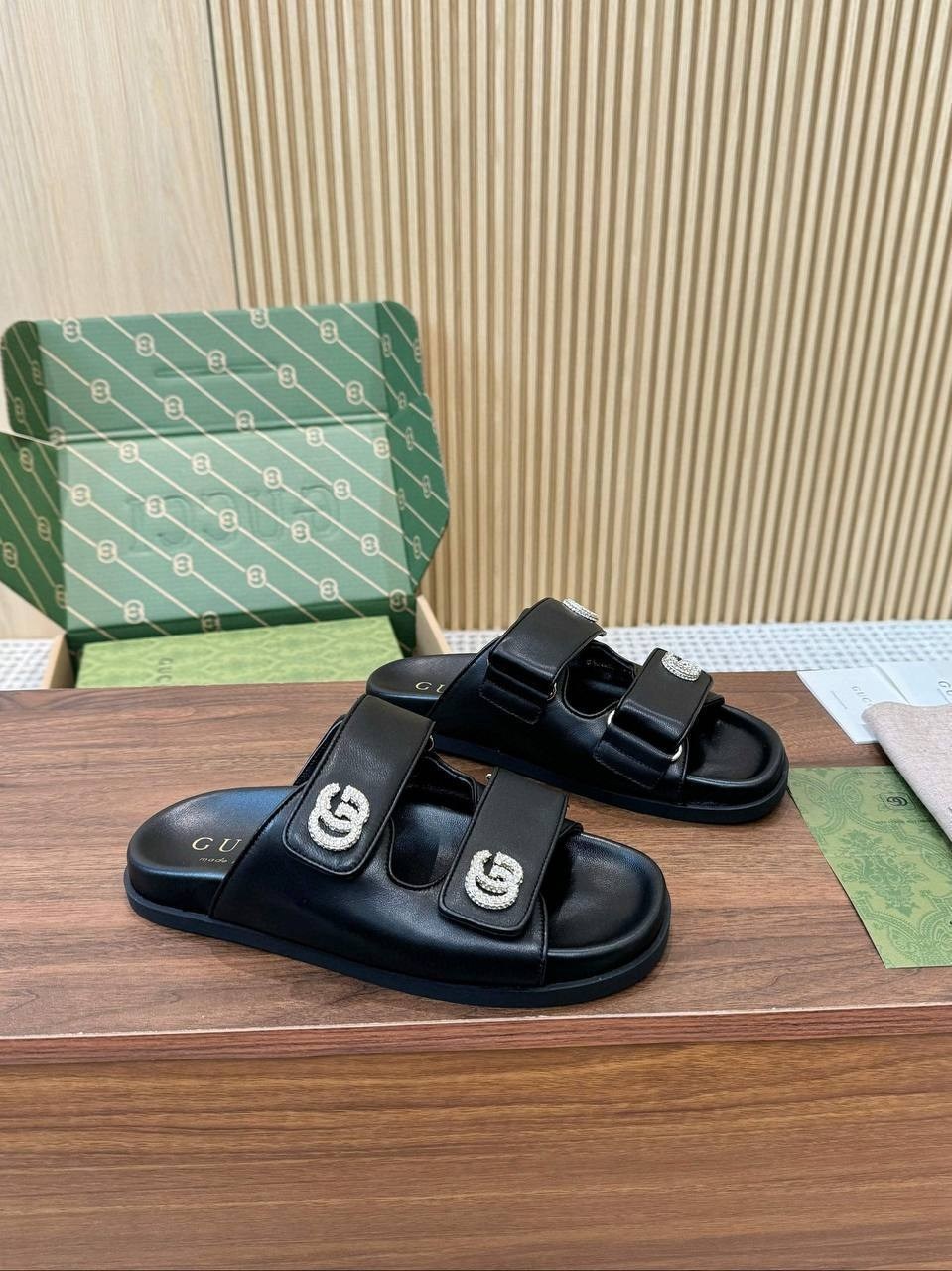 кожаные шлепанцы gucci,gucci шлепанцы женские,шлепанцы gucci,кожаные шлепанцы,сандалии gucci