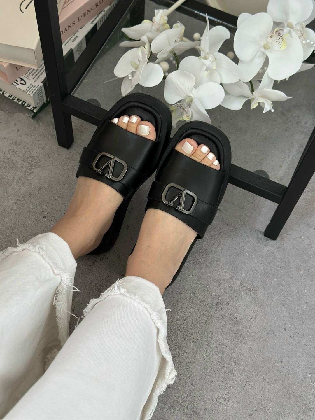 ,тапочки валентино,женские шлепанцы valentino,кожаные шлепанцы,женские шлепанцы