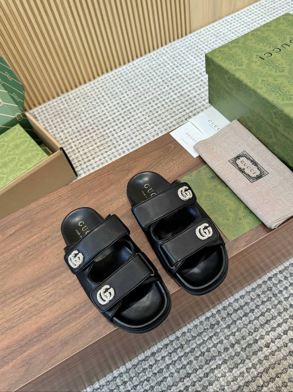 кожаные шлепанцы gucci,gucci шлепанцы женские,шлепанцы gucci,кожаные шлепанцы,сандалии gucci