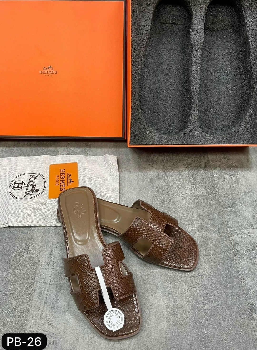 женские кожаные шлепки hermes oran коричневые,hermes шлепки женские,шлёпанцы hermes,шлепки hermes oran,шлепки hermes